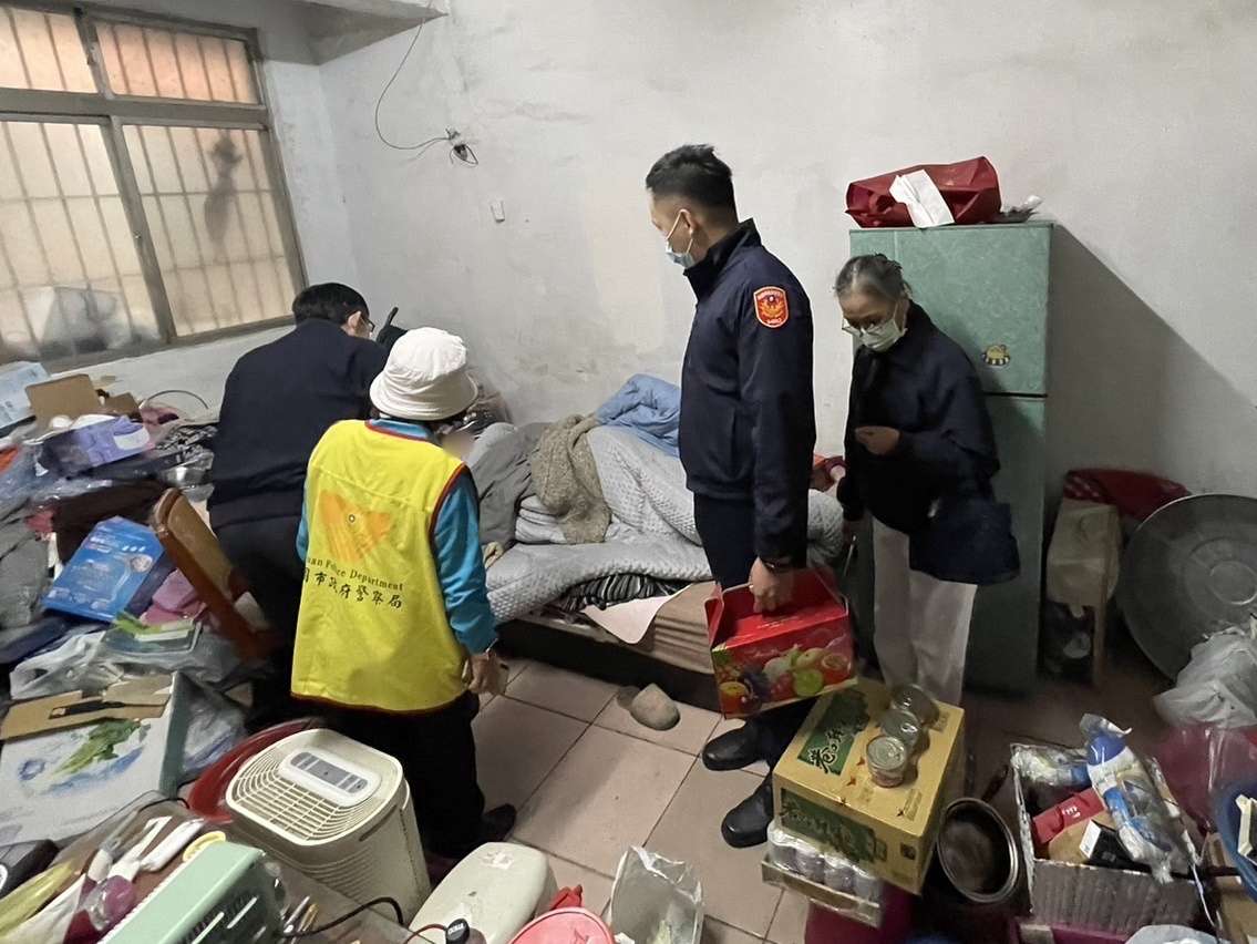 壢警攜手慈濟送暖 關懷80歲獨居長輩 hgidgiedgjdkjgkdgj 1