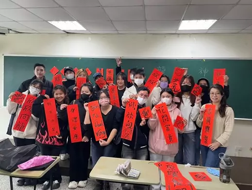 開南大學春聯書法活動 邀外籍生揮毫跨文化交流 開南大學春聯書法活動 邀外籍生揮毫跨文化交流