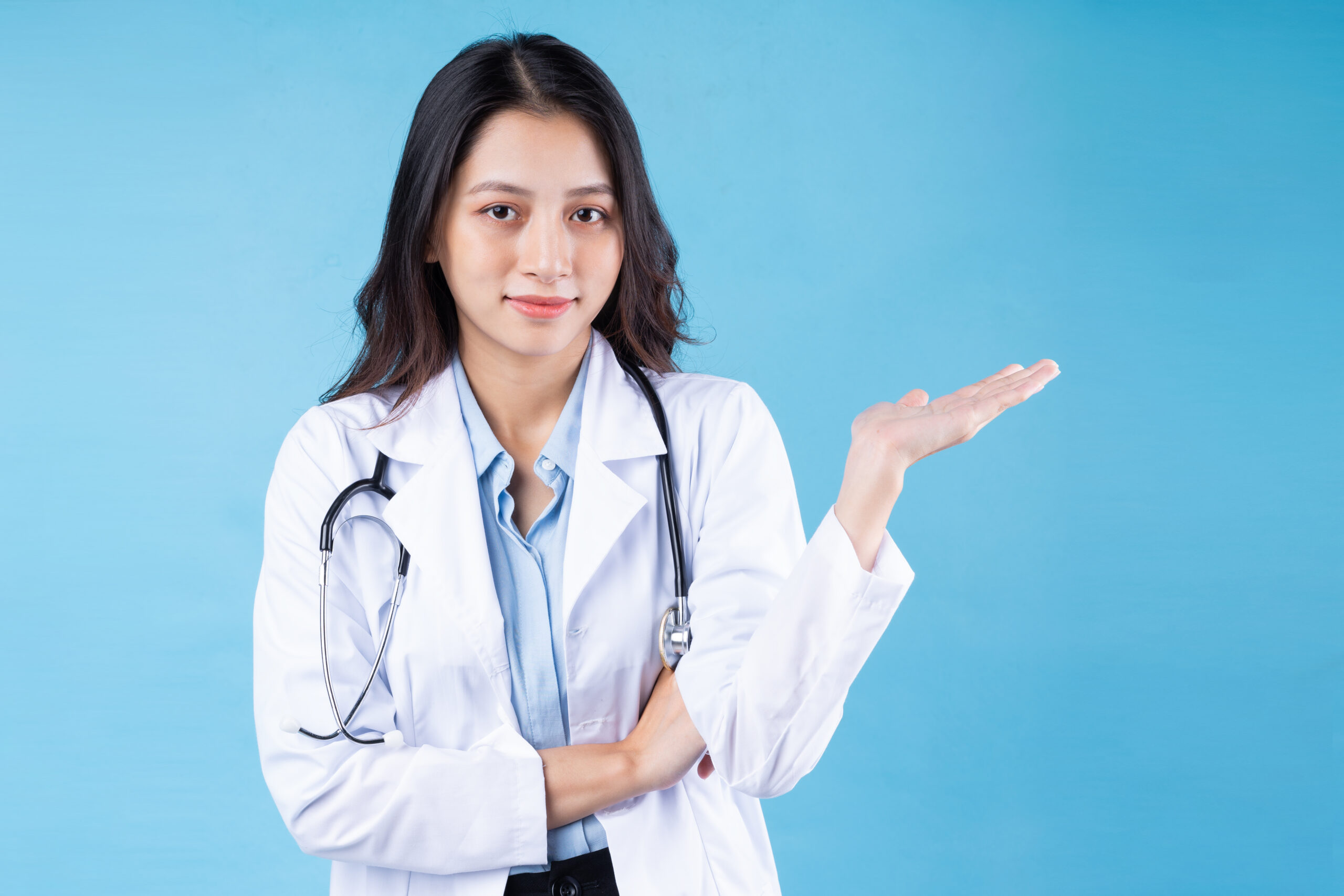 國健署教4招預防三高 降低罹患心血管疾病風險 portrait young female doctor isolated blue background scaled