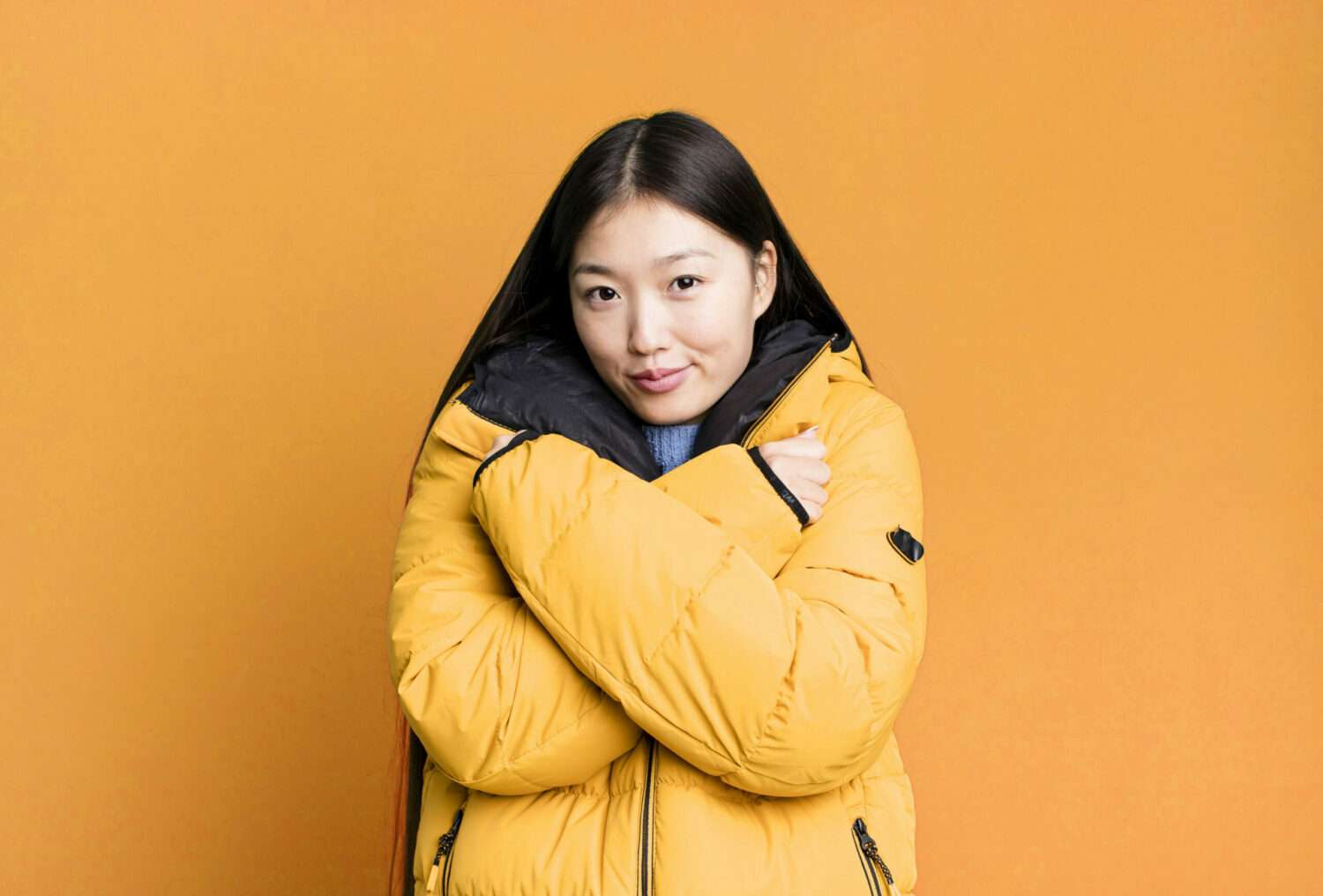 全台凍番薯!他曝下一波冷空氣恐更強 可達寒流等級 young adult pretty asian woman wearing anorak winter cold concept scaled e1708927582982
