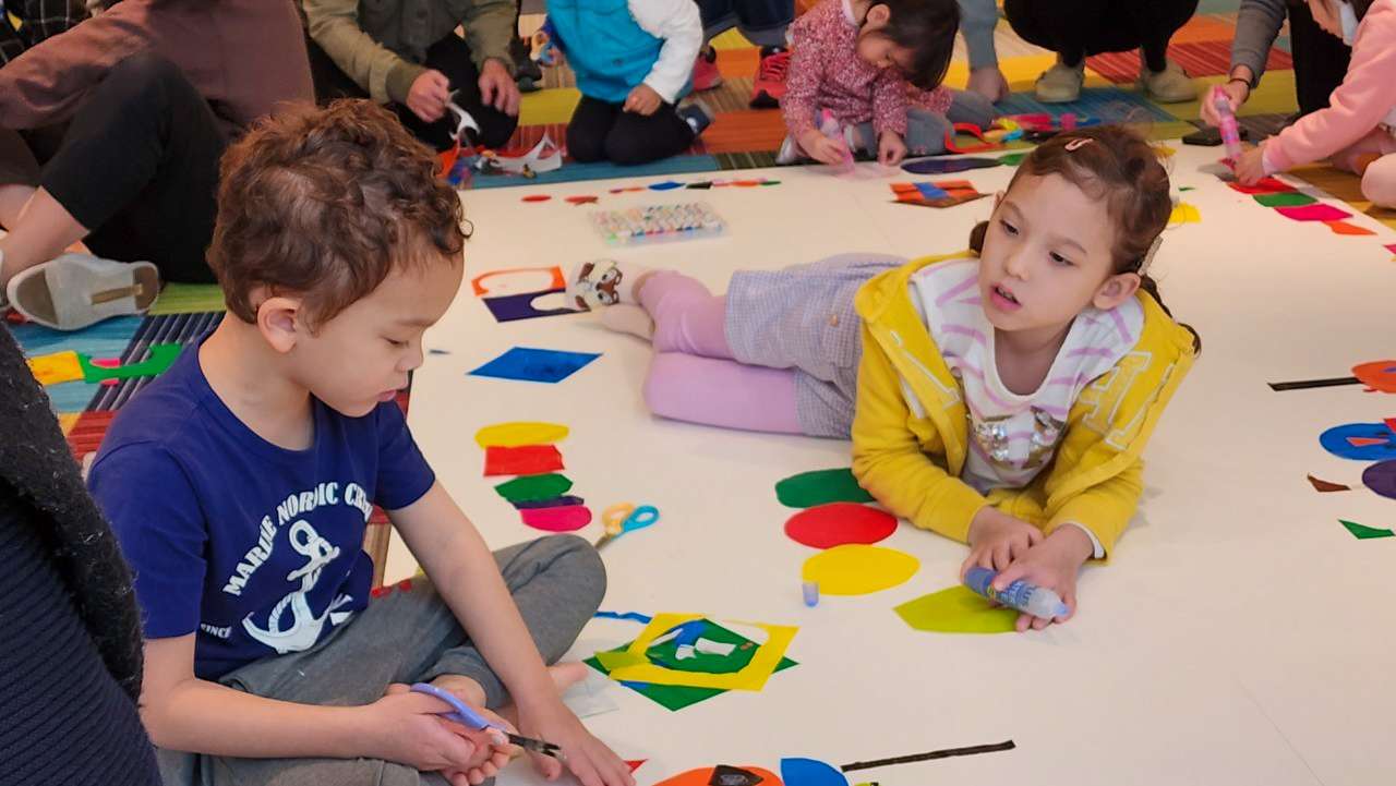 《Mes ptits doigts》（我的小指頭們）為主題辦理親子剪貼工作坊 2 0