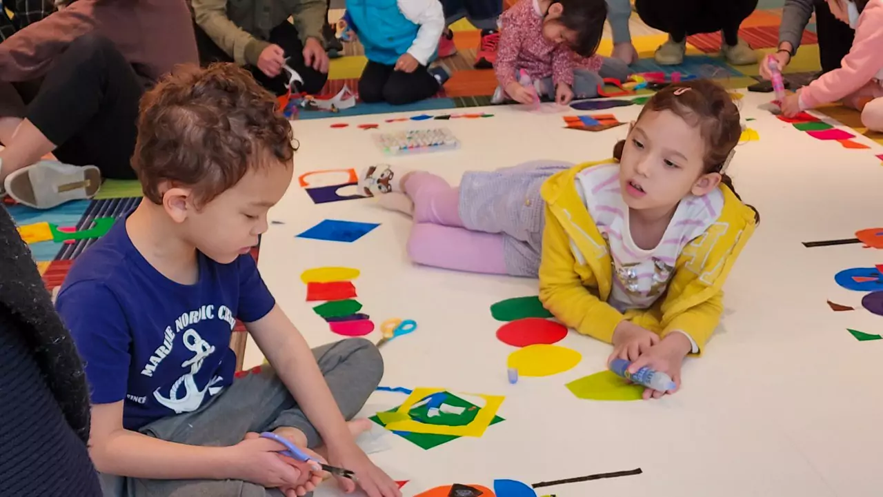 《Mes ptits doigts》（我的小指頭們）為主題辦理親子剪貼工作坊 2 0