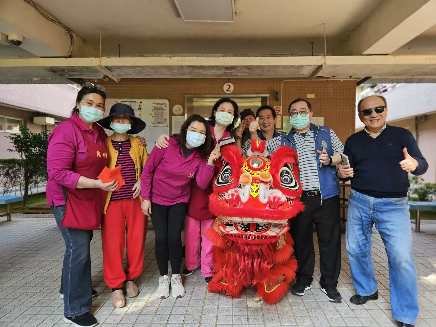桃園榮家獅舞祥龍新春團拜 喜迎金龍年開工吉日 住民及榮家同仁開心與舞獅合影感受新春喜慶的氛圍 2