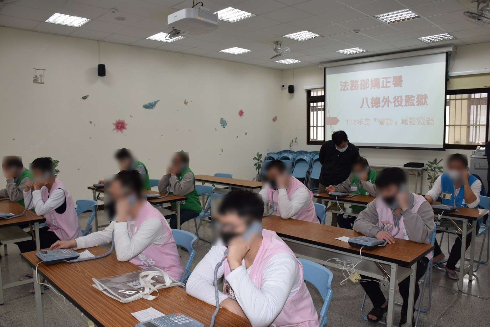 八德外役監電話懇親活動春節前夕登場 收容人獲重生動力 八德外役監獄電話懇親情形 3