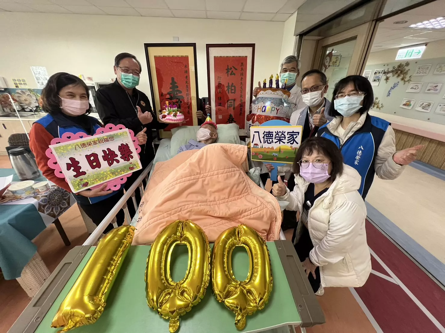百歲人瑞李宗義、莫木陳歡慶壽辰 八德榮家溫馨祝賀 八德榮家主任酆世俊左二與台北榮民總醫院桃園分院副院長楊斯年右四共同探視八德榮