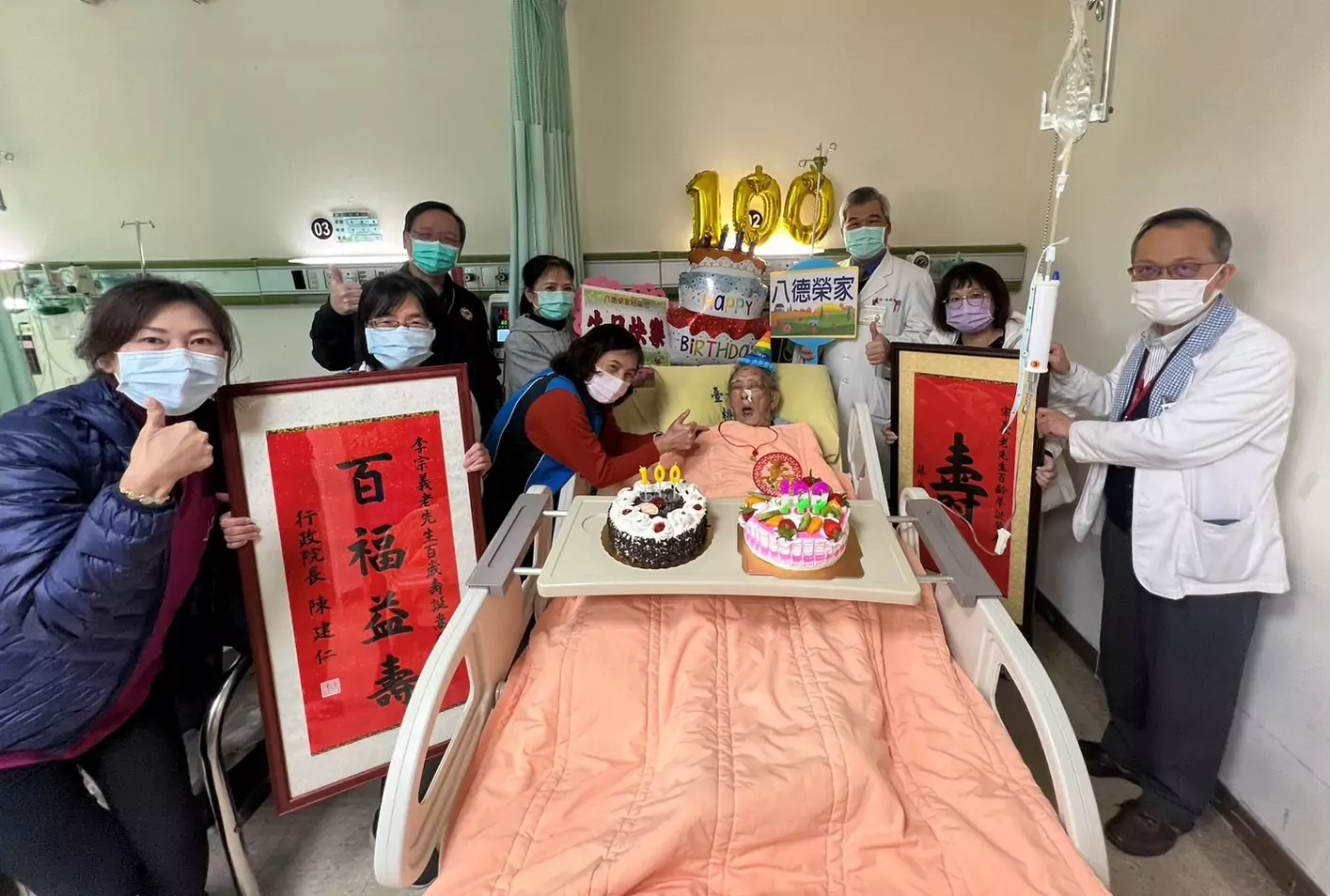 八德榮家主任酆世俊率工作團隊前往台北榮民總醫院桃園分院探視百歲人瑞，並代表總統