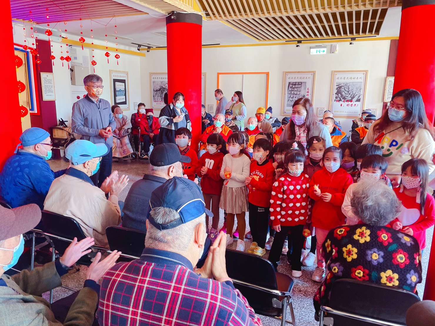 桃園榮家新春點燈 老幼同慶喜迎金龍年 加貝爾幼兒園小朋友向長輩拜年