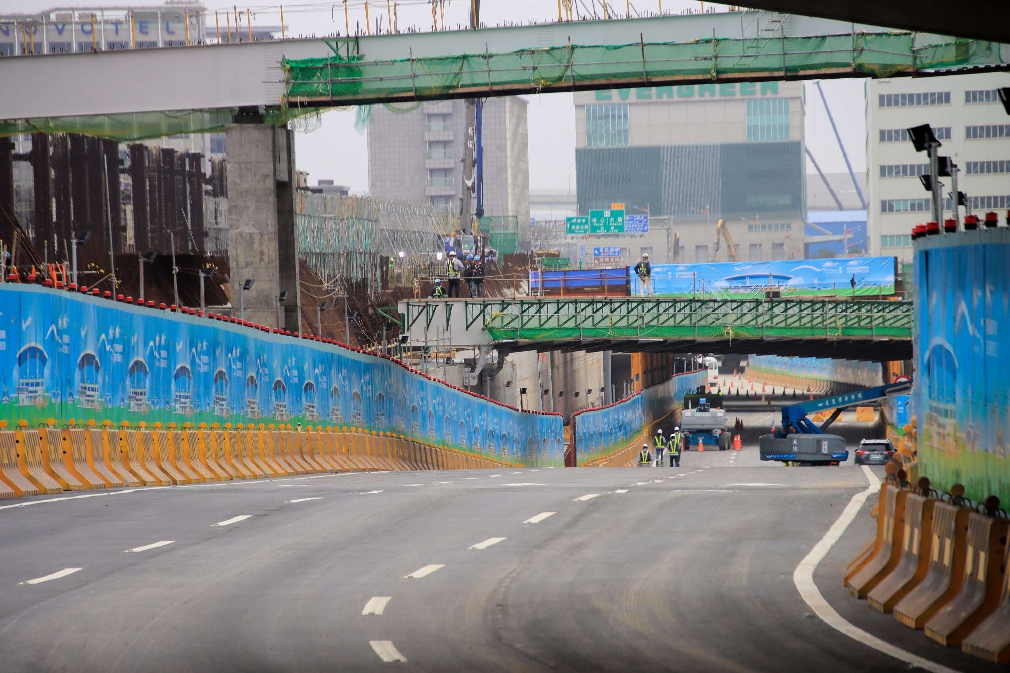 因應運量成長及三航廈工程推動，桃園機場自2月20日起恢復航站北路全線通車。