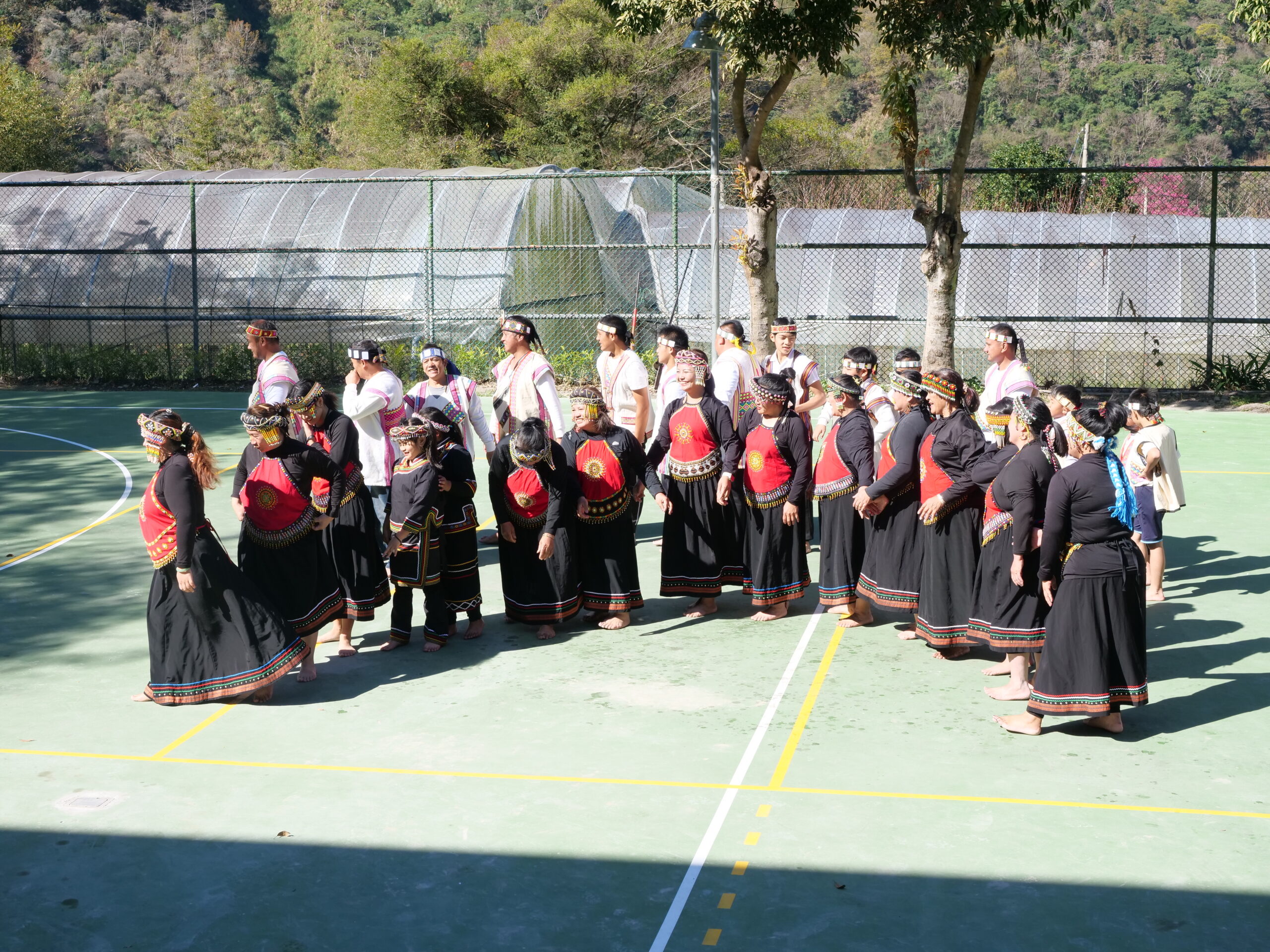 圖3、歡聚歌：在祭典結束時，大家一起歡樂慶祝。 scaled