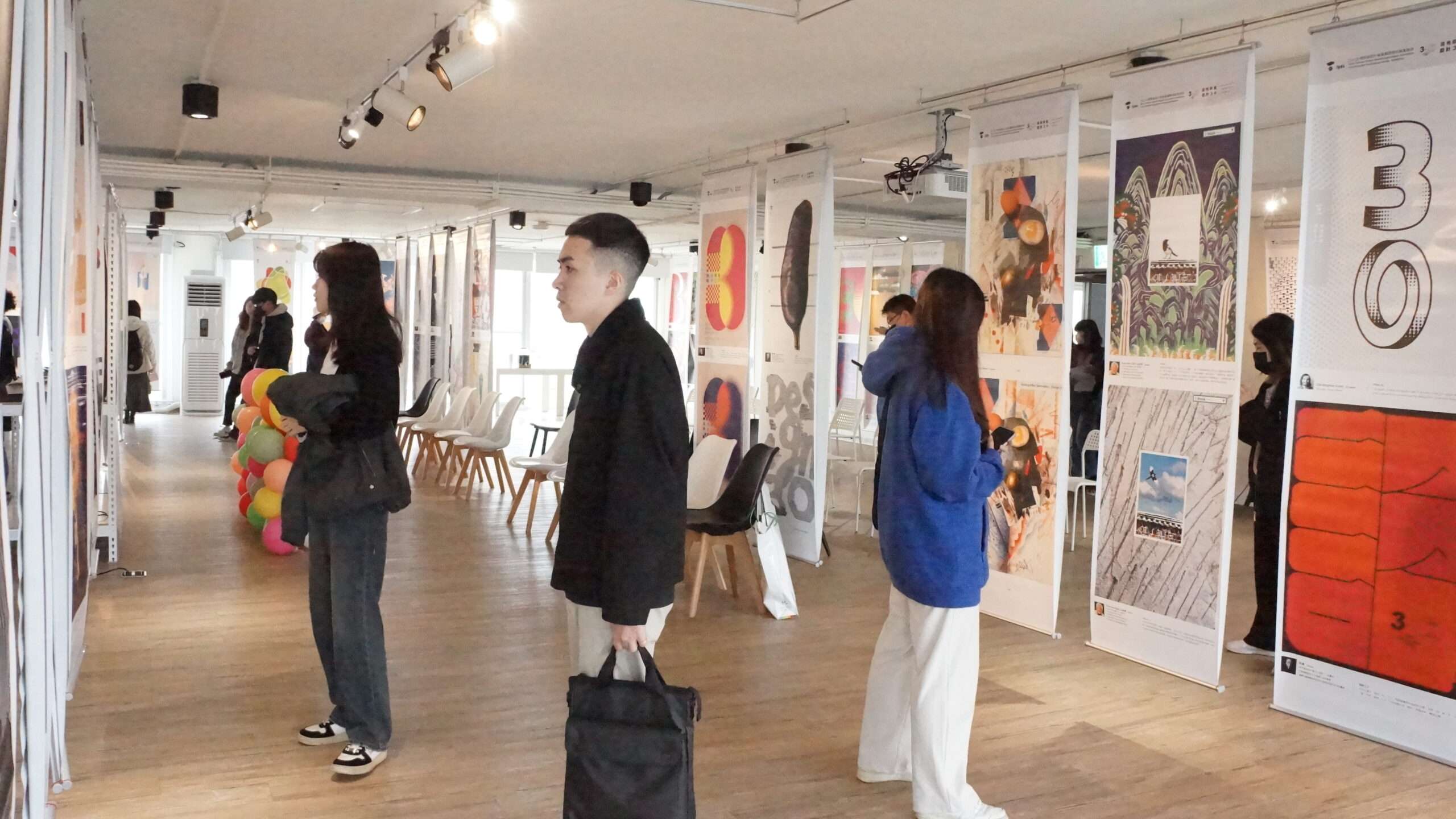 桃園青年局「流光瞬息.設計30」展覽登場 展出22國181設計師海報作品 圖4 「流光瞬息.設計三十 」海報復刻展學生觀展 0 scaled