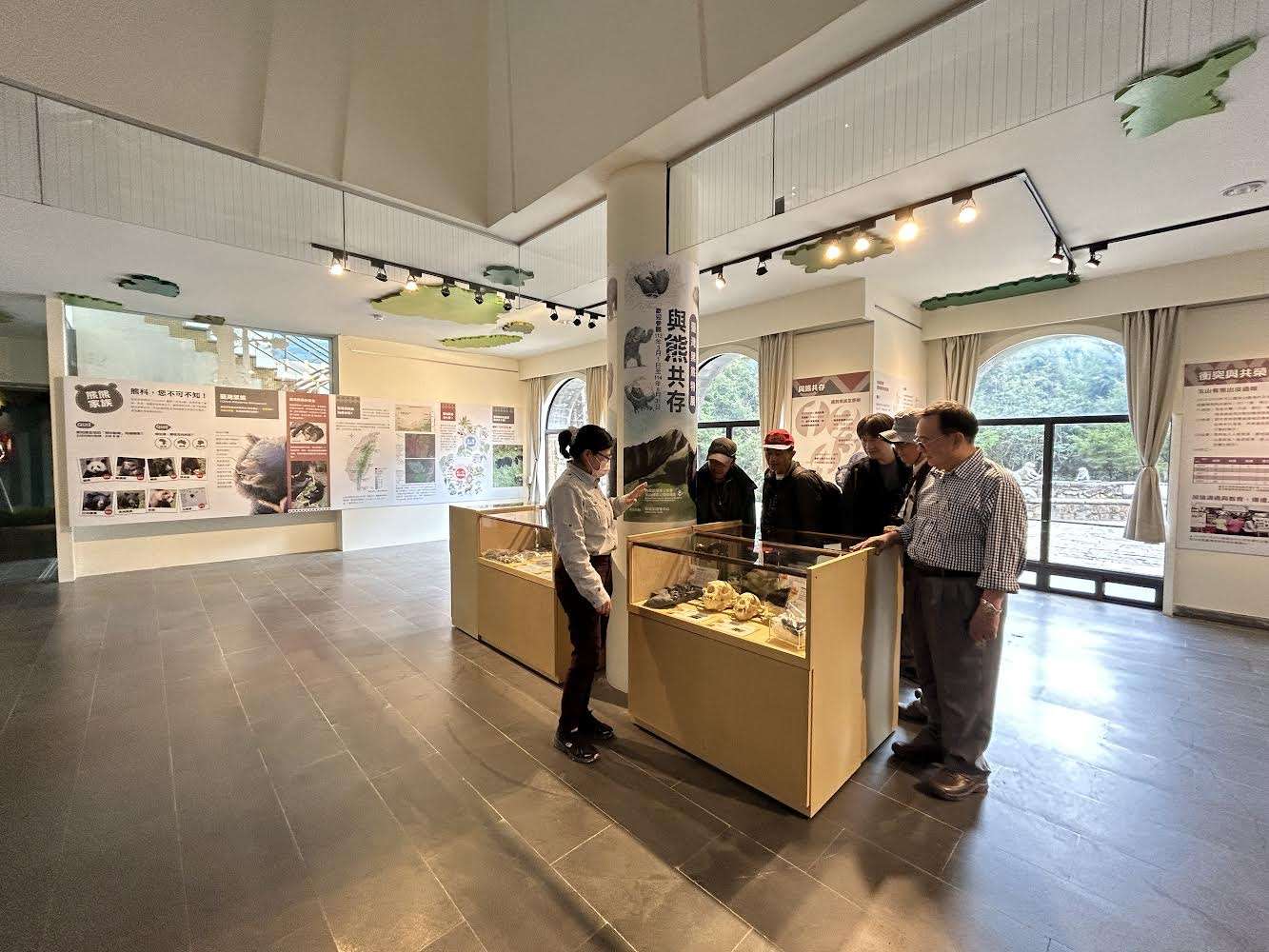圖4、「與熊共存 臺灣黑熊特展」與台灣黑熊協會合作展出之多元教具，包含仿真頭骨及足拓、毛髮糞便、植物標本、相關研究器材及防熊設備，近距離呈現給民眾。