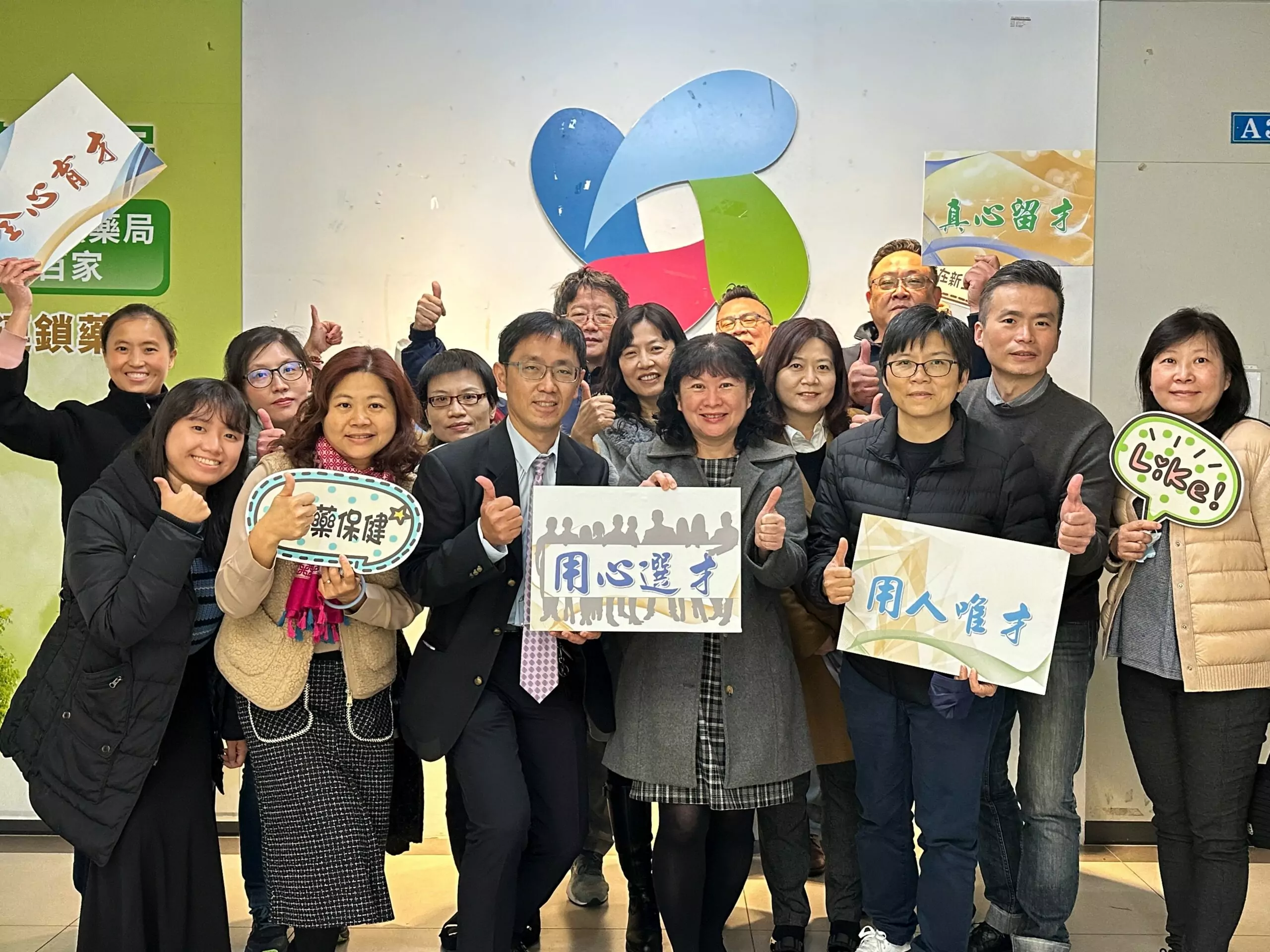 圖說2：新生醫專醫藥保健全體教師與佑全保健藥妝合作培育醫藥保健專業公費生。圖：新 scaled