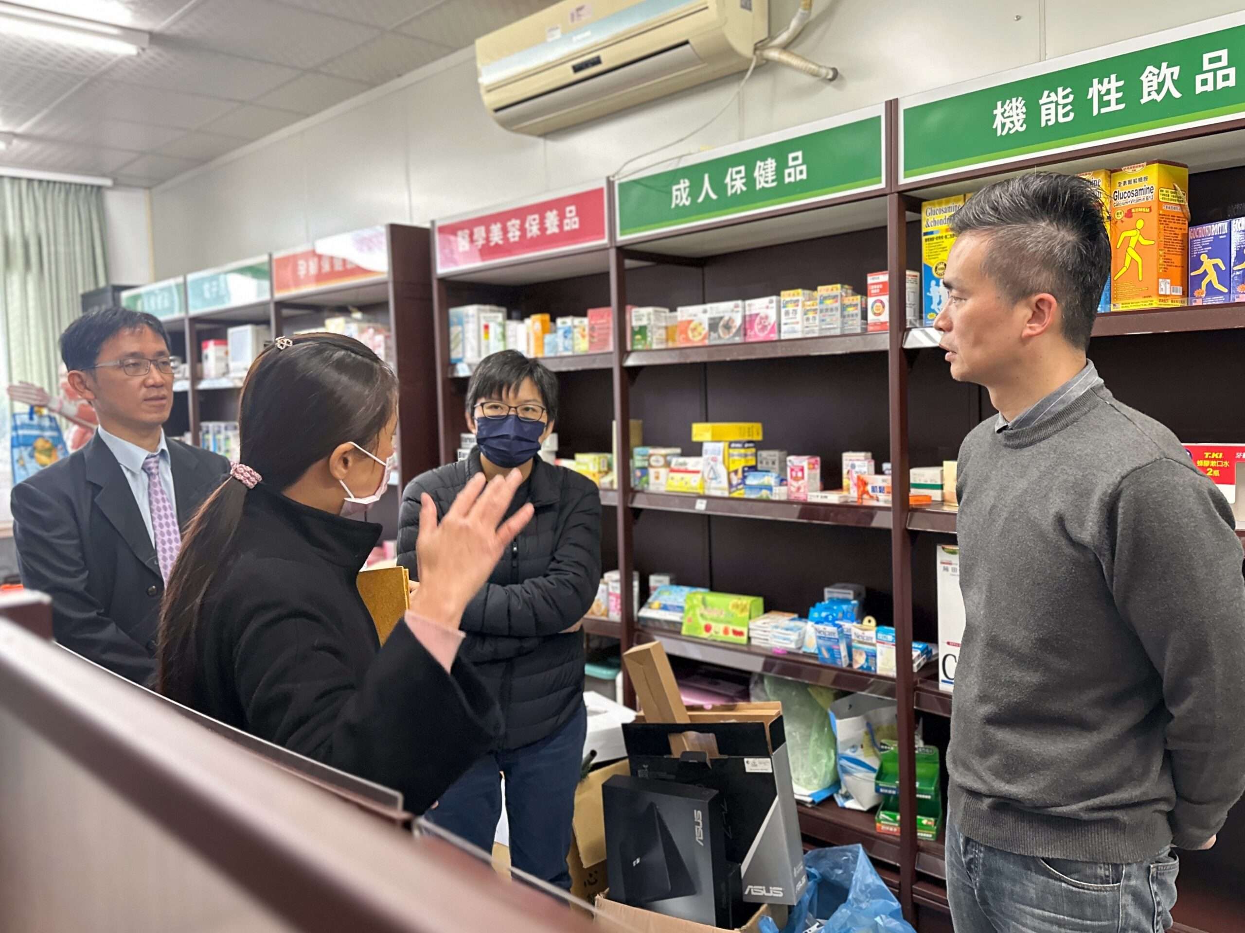 圖說3：新生醫專醫保科主任高駿彬、副主任李靜恬帶領佑全保健藥妝副總經理張清為、區 scaled