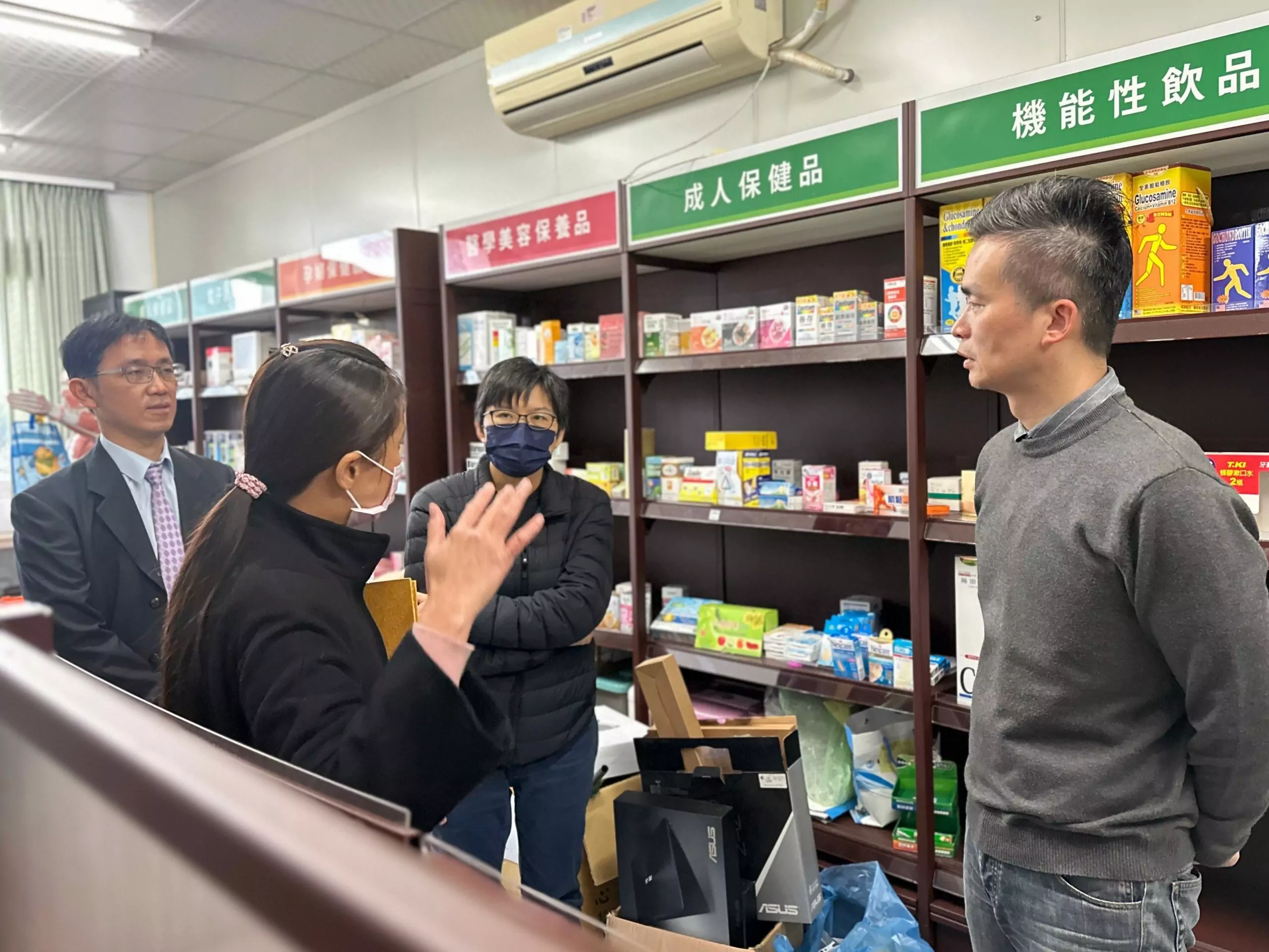 圖說3：新生醫專醫保科主任高駿彬、副主任李靜恬帶領佑全保健藥妝副總經理張清為、區 scaled