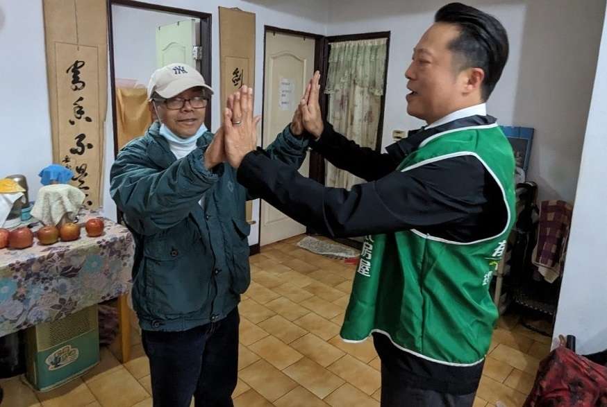 圖說：近70歲的蔡爺爺開心的與義工擊掌。