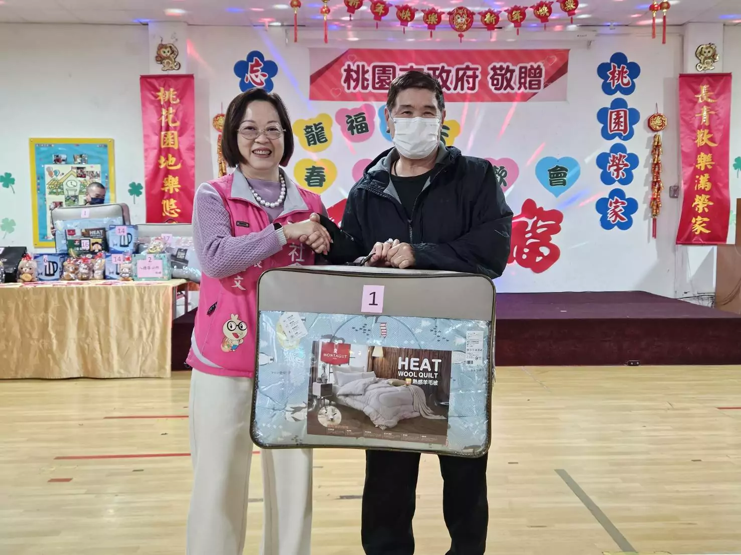 桃園榮家春節聯歡 住民同樂提前賀新年 安養長輩抽到最大獎暖被開心不已左桃園市政府社會局陳茹文副局長