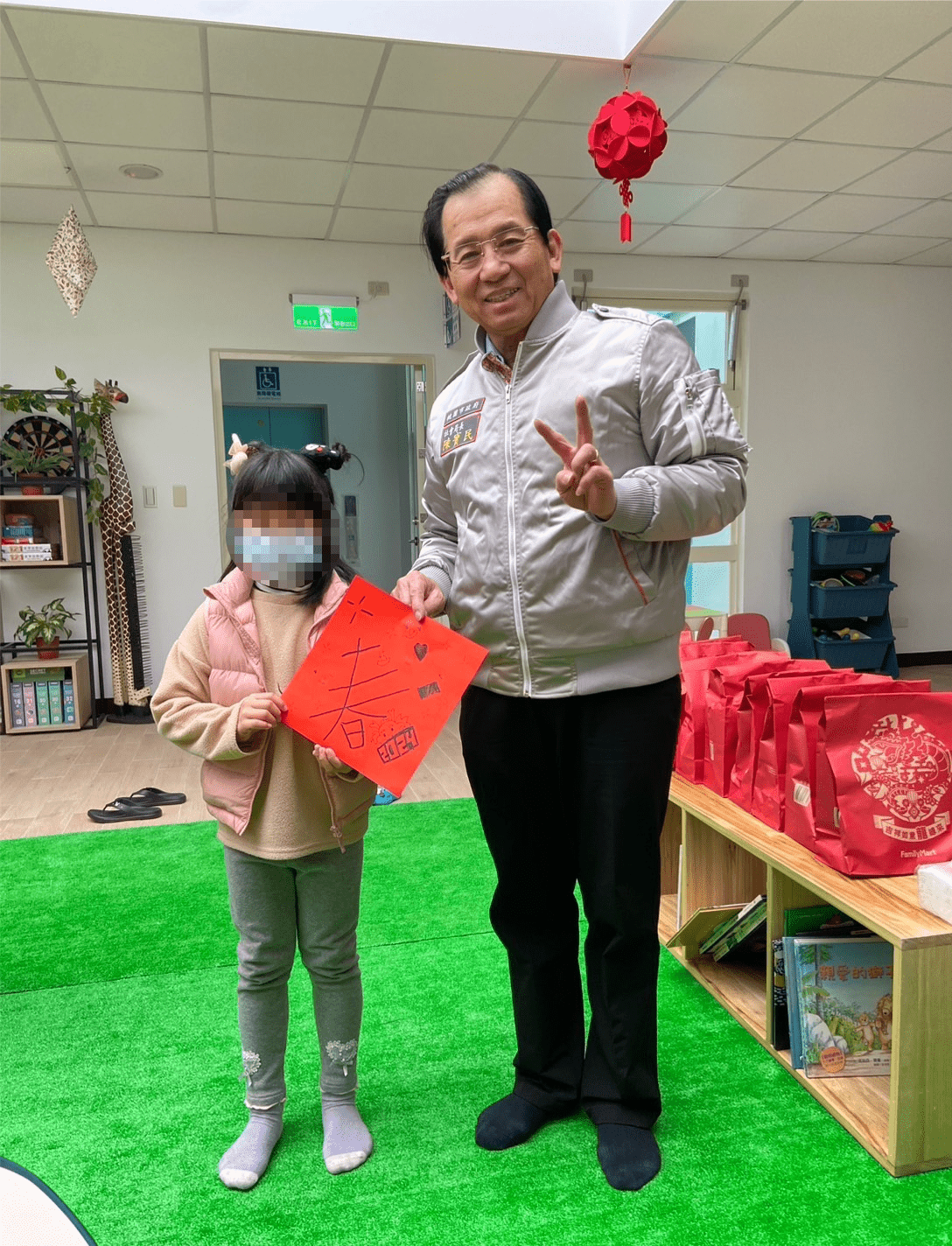 局長代表市長親自到兒少機構關懷孩子，與孩子一起手作春聯