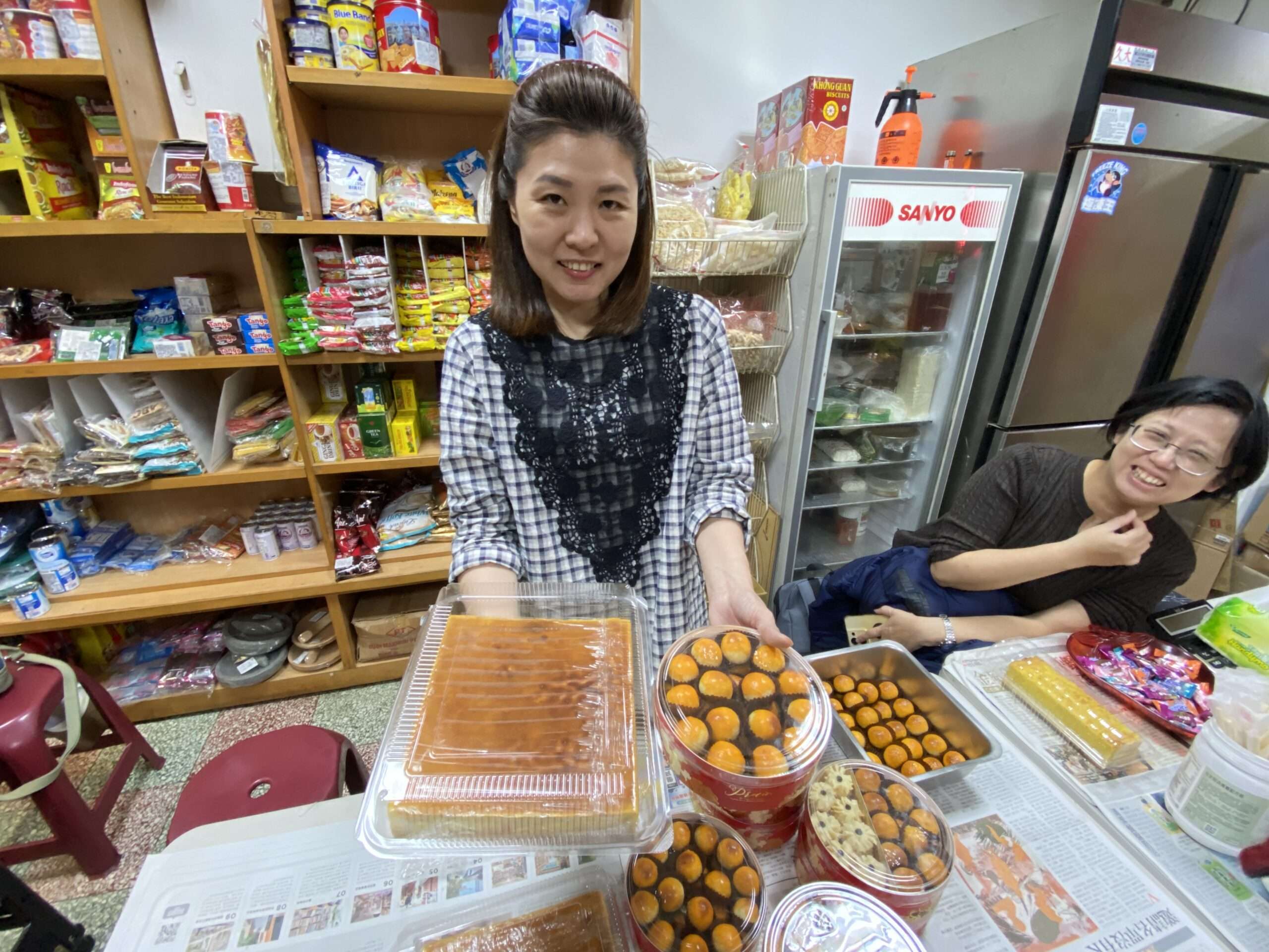 新住民及子女培力與獎助學金2/22申請開跑 移民署桃園站提醒這些事 新住民王莉雯女士介紹其手做印尼千層糕及鳳梨酥 scaled