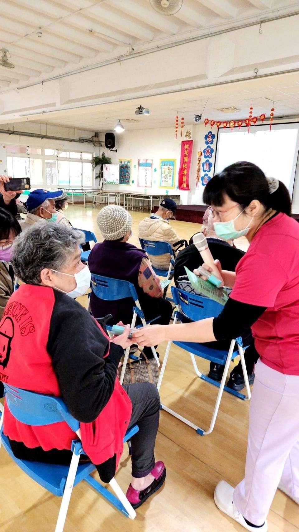 桃園榮家舉辦衛生講座 護理師示範正確潔牙方法 有獎徵答互動熱絡