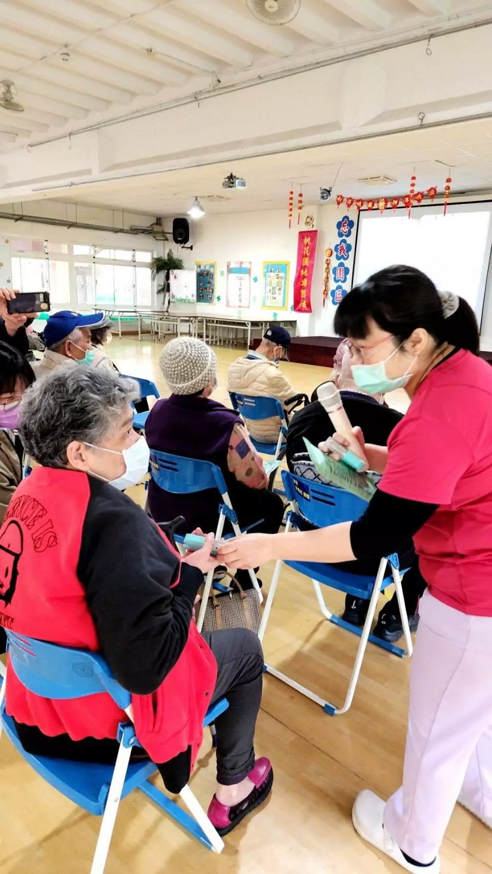 桃園榮家舉辦衛生講座 護理師示範正確潔牙方法 有獎徵答互動熱絡