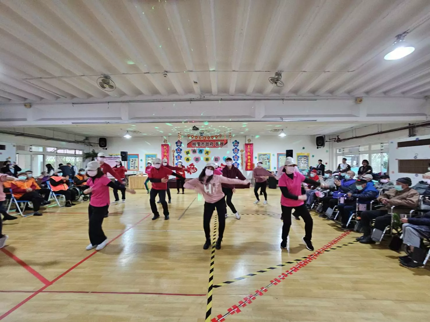 桃園榮家春節聯歡 住民同樂提前賀新年 桃園榮家工作團隊熱舞祝長輩新年快樂