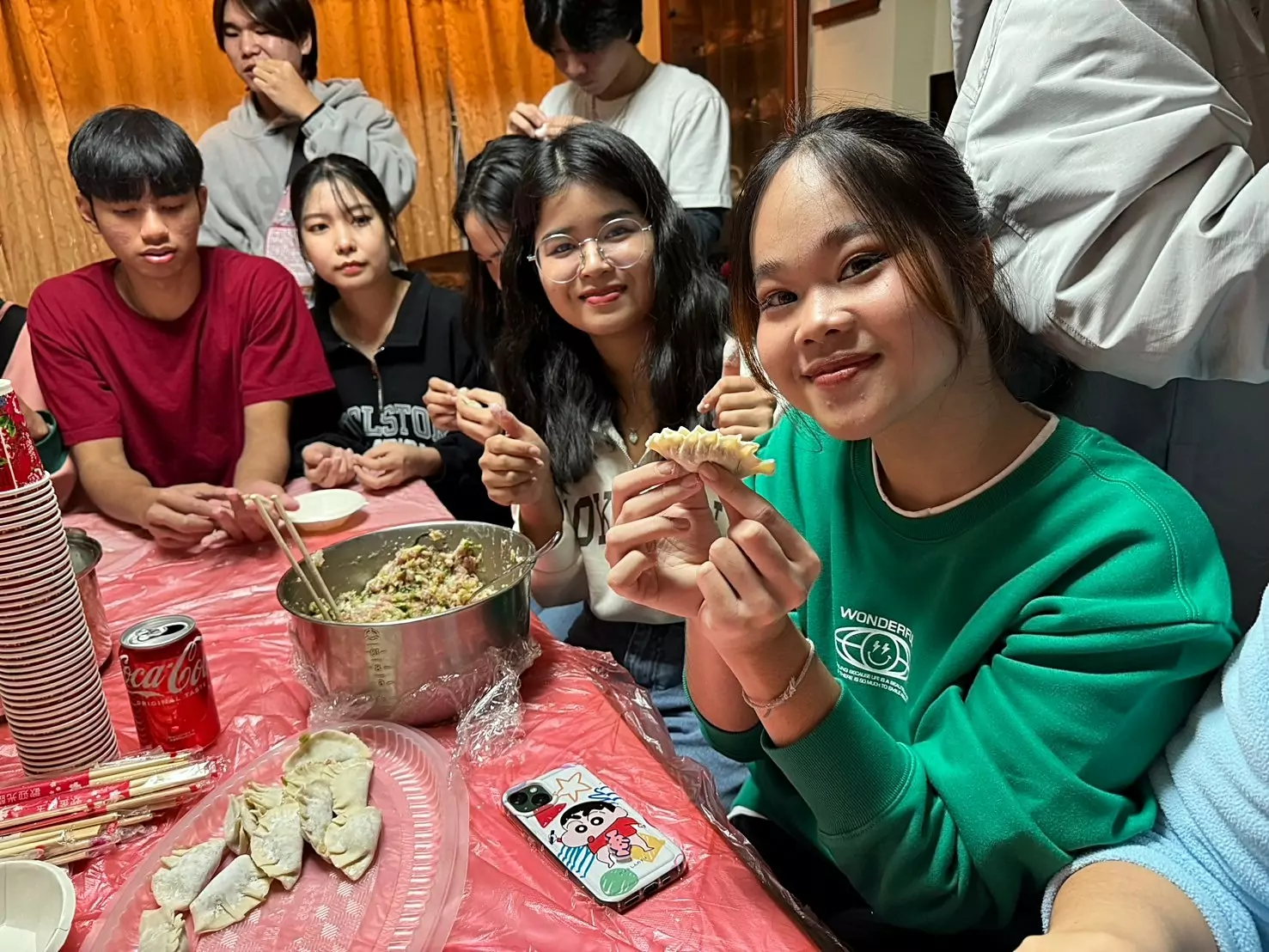 龍華科大境外生除夕齊聚 體驗華人年節傳統 歲末寒冬千里情 龍華科大境外生除夕圍爐包水餃歡慶春節 3 0