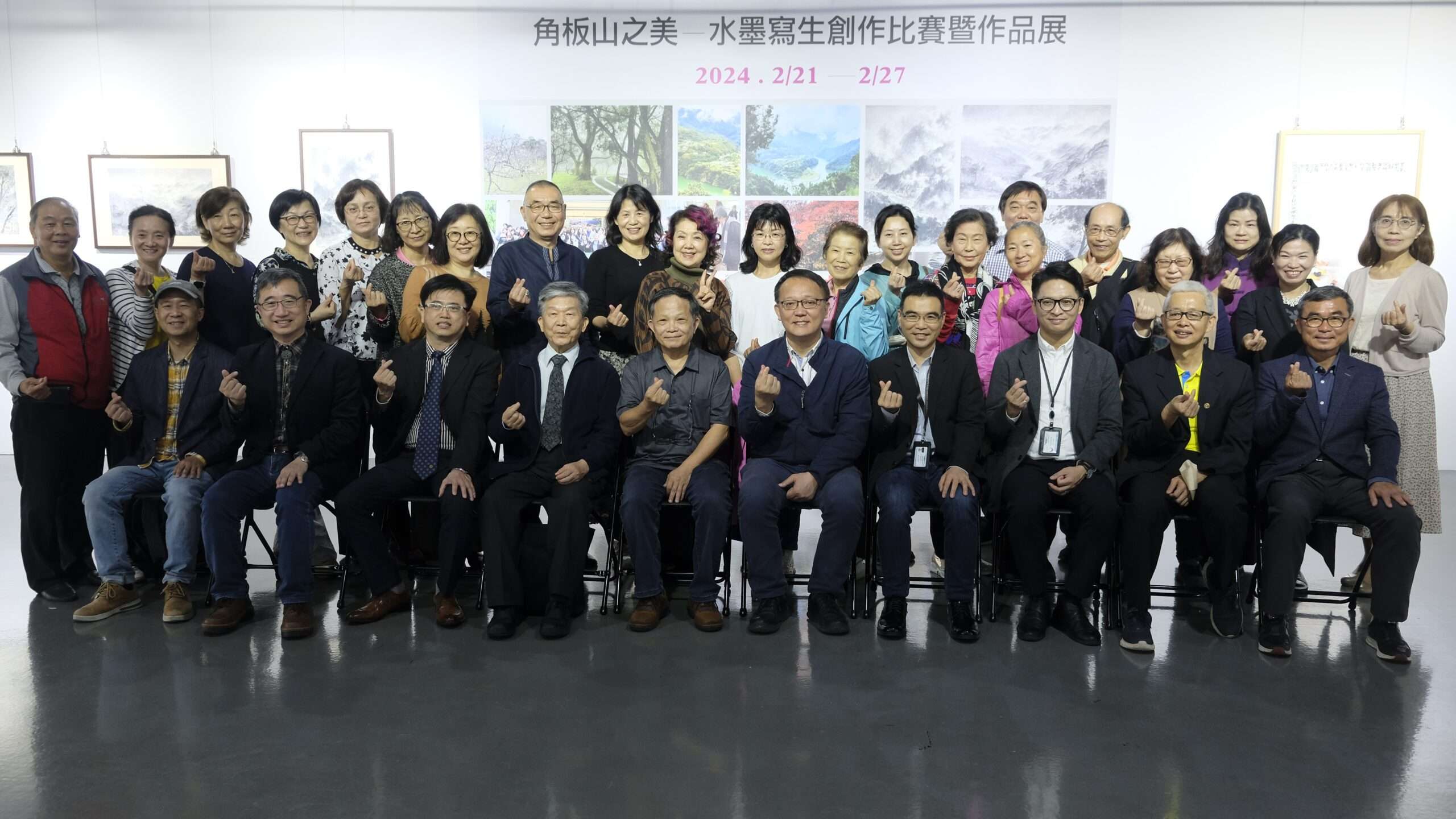 展期僅6天!「角板山之美-水墨寫生創作比賽暨作品展」桃園展演中心開幕 現場合照社團法人臺灣旅遊寫生畫會與貴賓 0 scaled