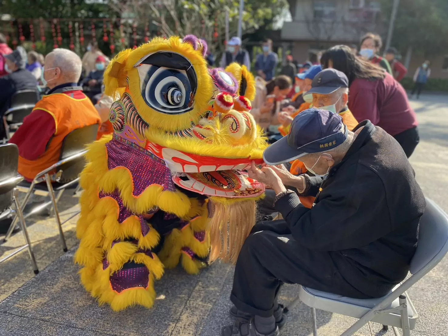 桃園榮家獅舞祥龍新春團拜 喜迎金龍年開工吉日 祥獅與現場長輩一一拜年發喜糖
