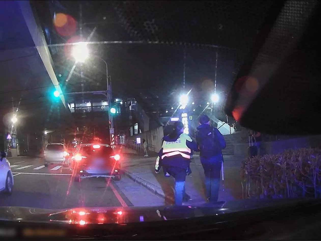 視障女路旁獨自徘徊 壢警細心引導搭車返家 001 0