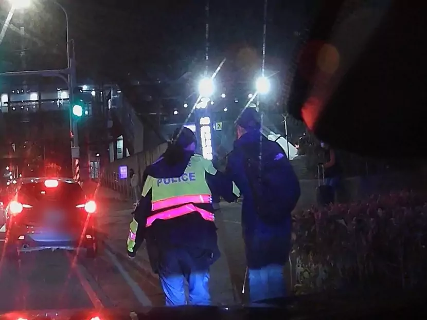 視障女路旁獨自徘徊 壢警細心引導搭車返家 002 0