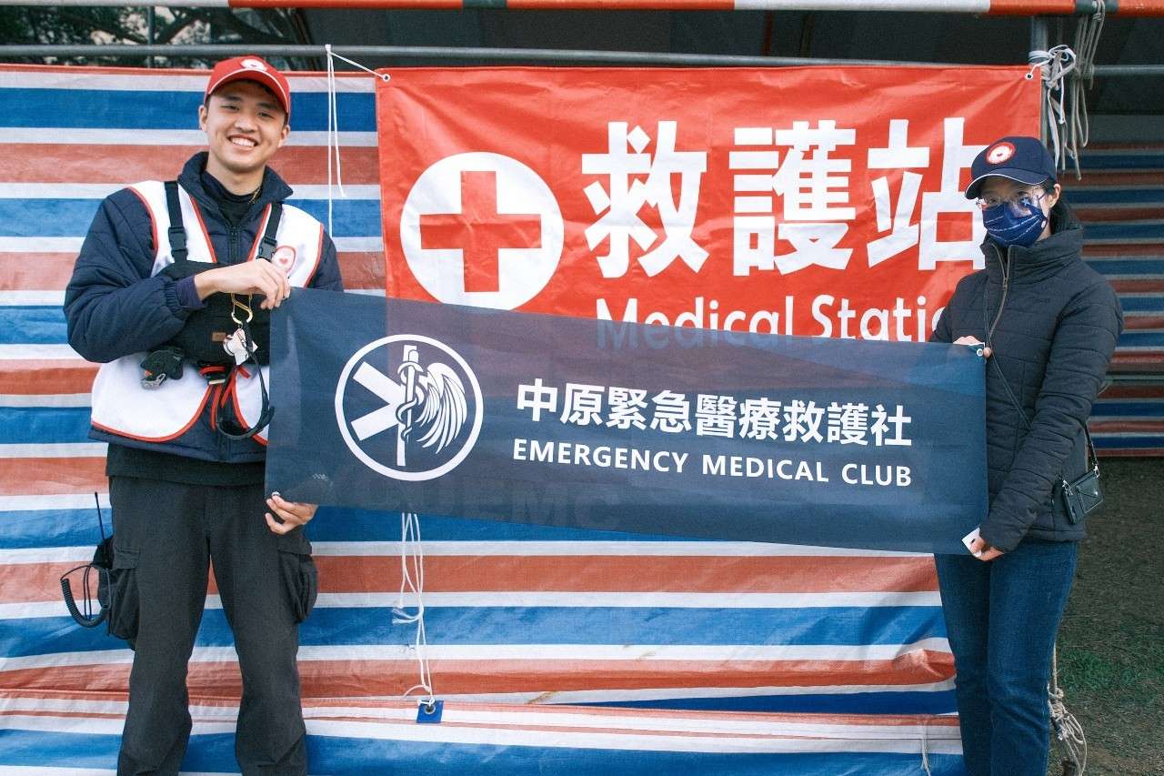 03 中原大學緊急醫療救護社指導老師林蕙怡右肯定賴群詠左將所學轉化為實際助人行動