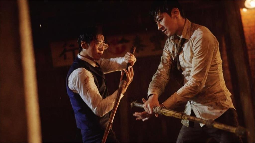 《商魂》李國毅強吻田中千繪!「雨中幹架」喝高粱暖身:抖到抽筋