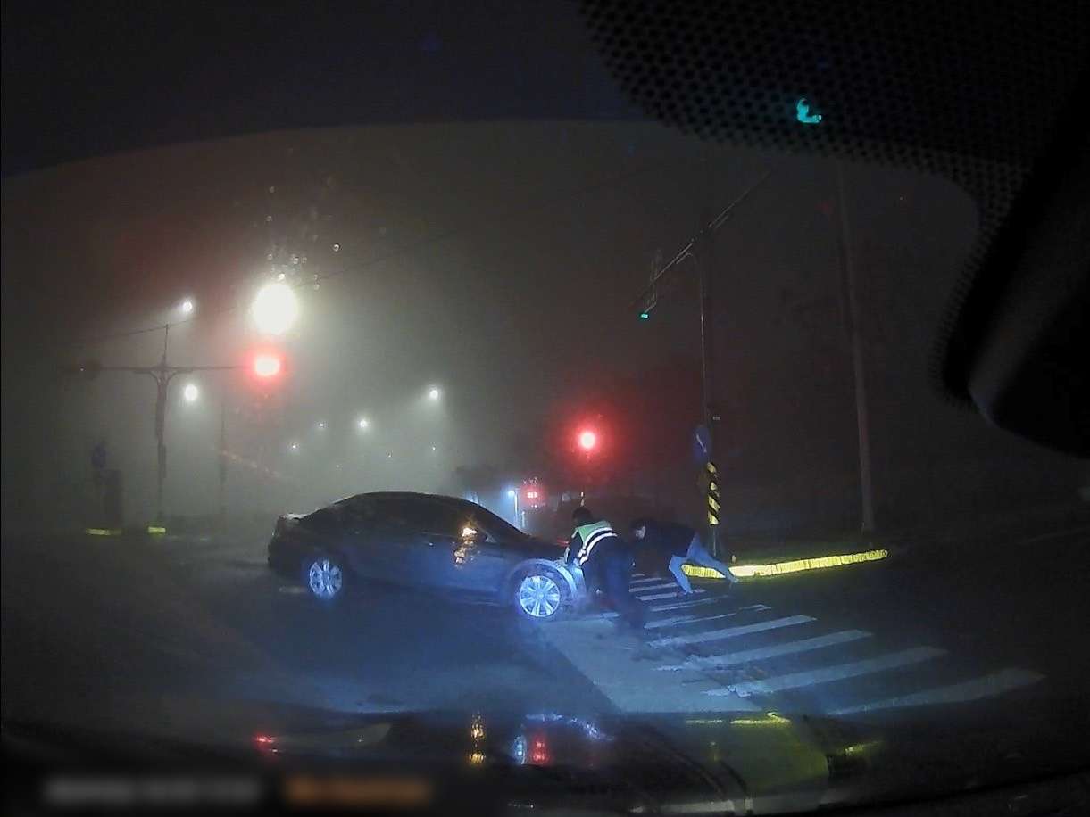 凌晨下班遇車拋錨 壢警神救援解圍 03 0