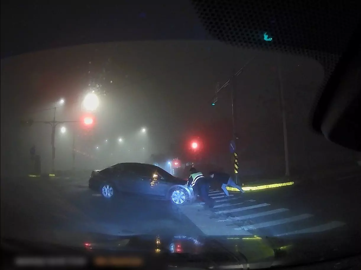 凌晨下班遇車拋錨 壢警神救援解圍 03 0