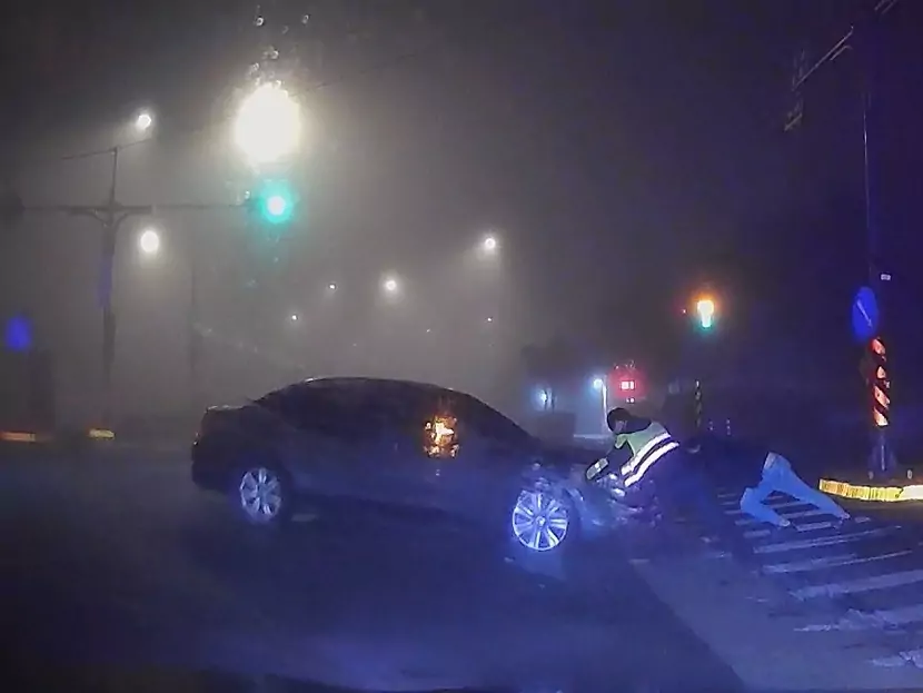 凌晨下班遇車拋錨 壢警神救援解圍 凌晨下班遇車拋錨 壢警神救援解圍