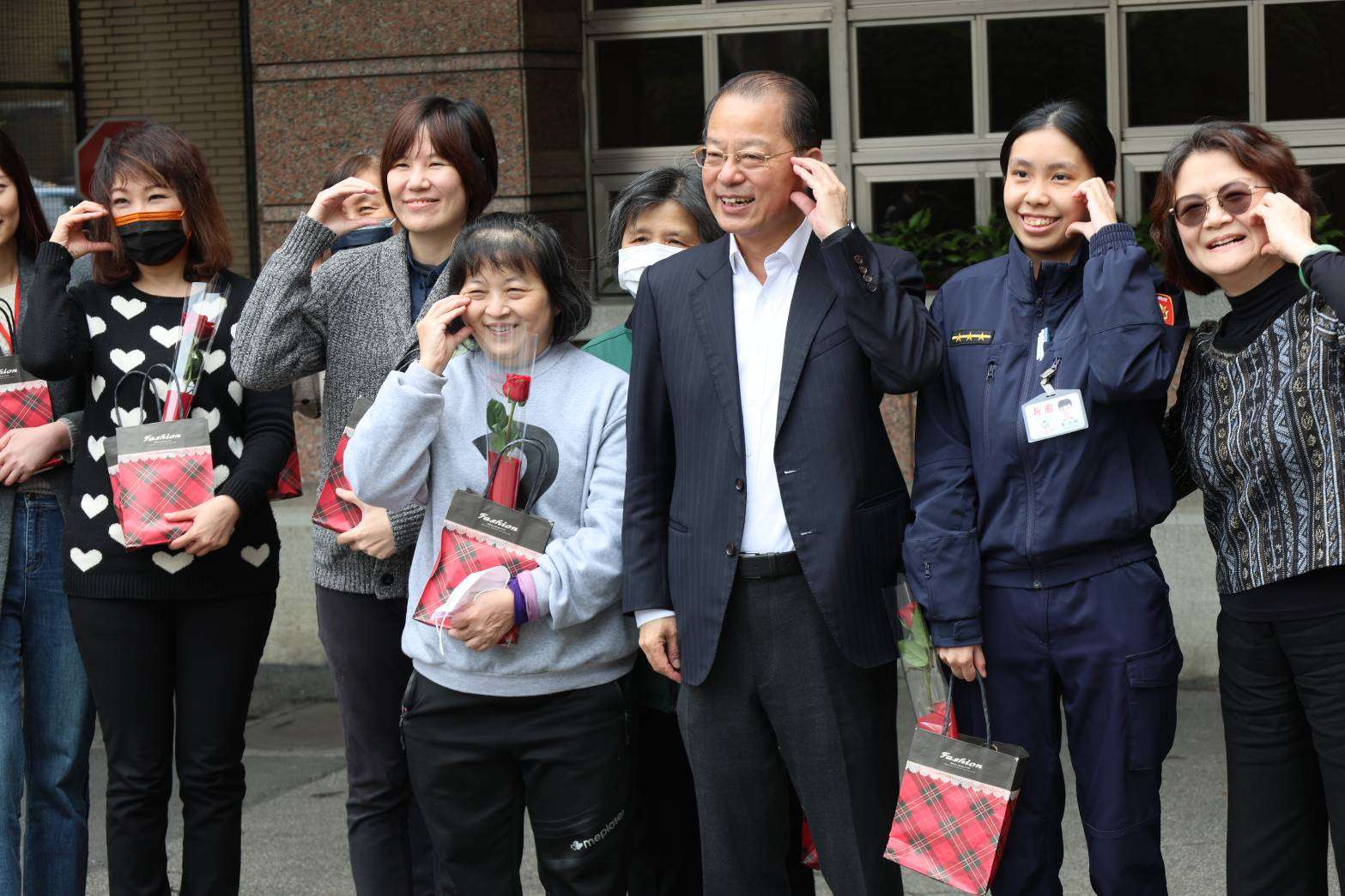 警政署長黃明昭贈禮盒、鮮花 歡慶國際婦女節 1149104 0