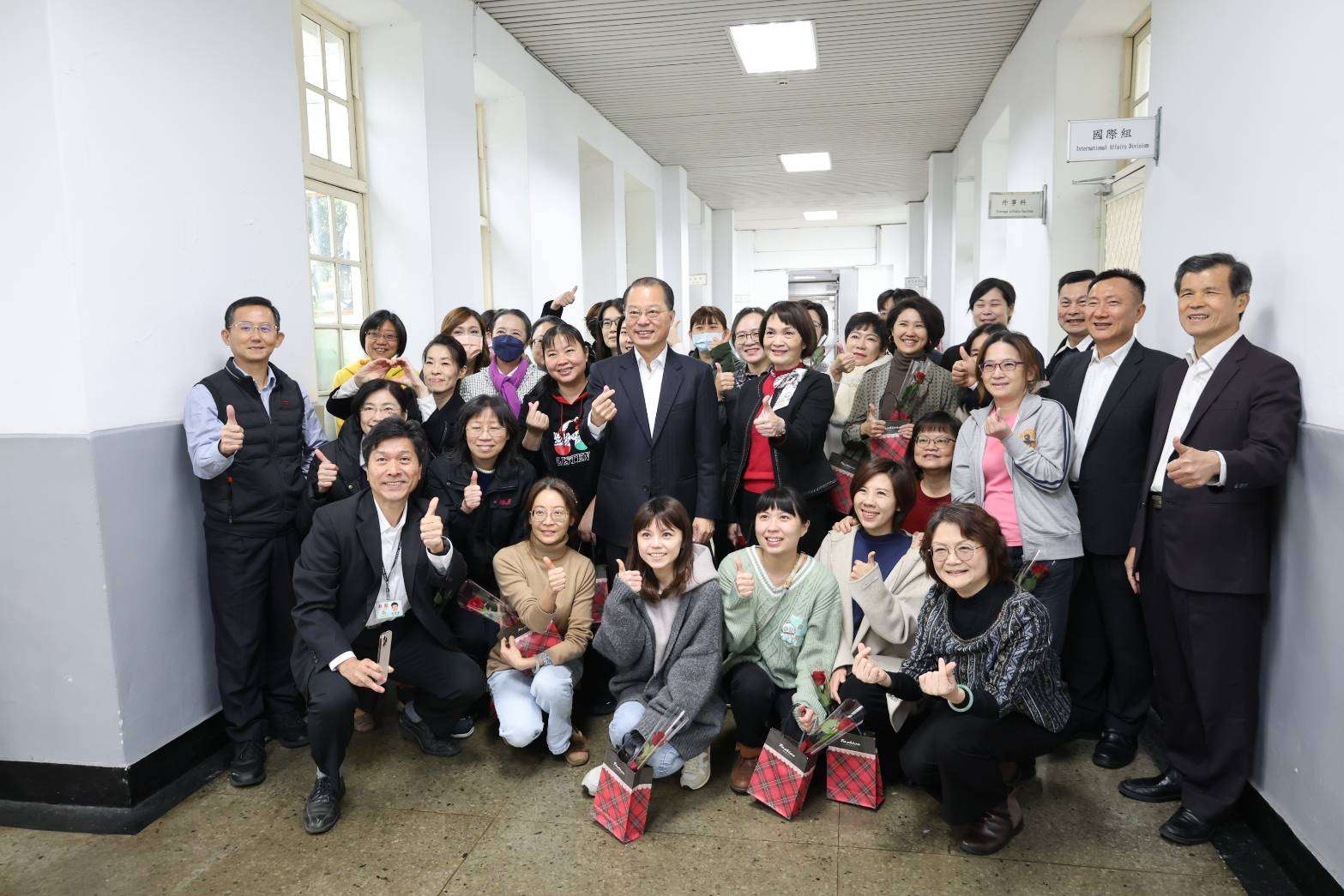 警政署長黃明昭贈禮盒、鮮花 歡慶國際婦女節 1149107 0