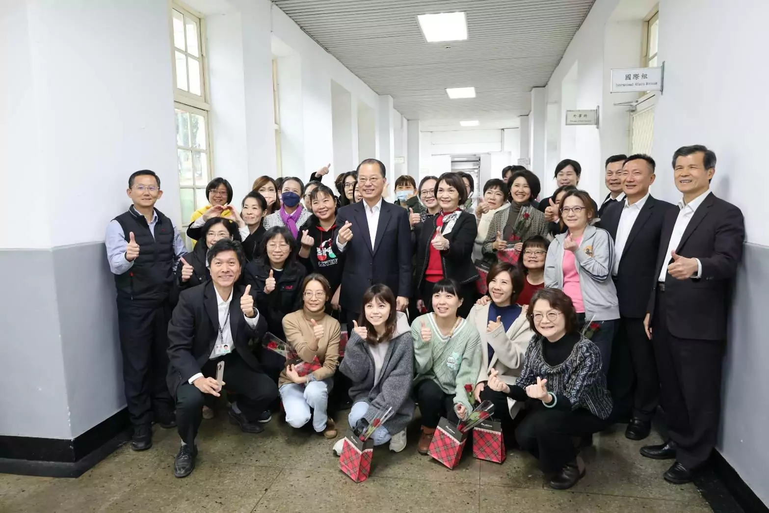 警政署長黃明昭贈禮盒、鮮花 歡慶國際婦女節 警政署長黃明昭贈禮盒、鮮花 歡慶國際婦女節