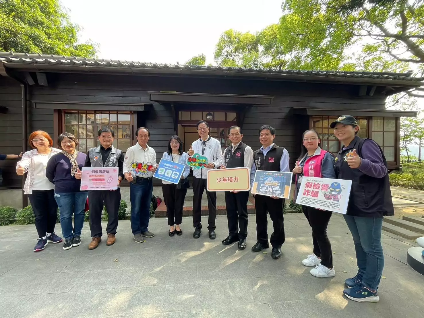 大溪警守護民眾財產安全 邀張善政共同反詐宣導 大溪警守護民眾財產安全 邀張善政共同反詐宣導