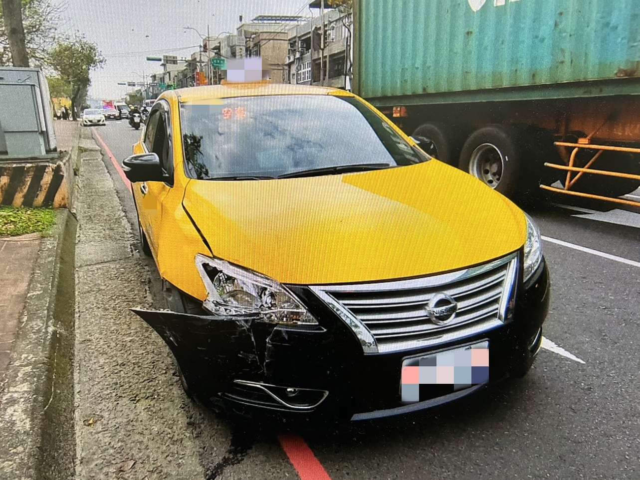 疑未注意車前狀況 小黃追撞前方停讓行人車輛 123 7