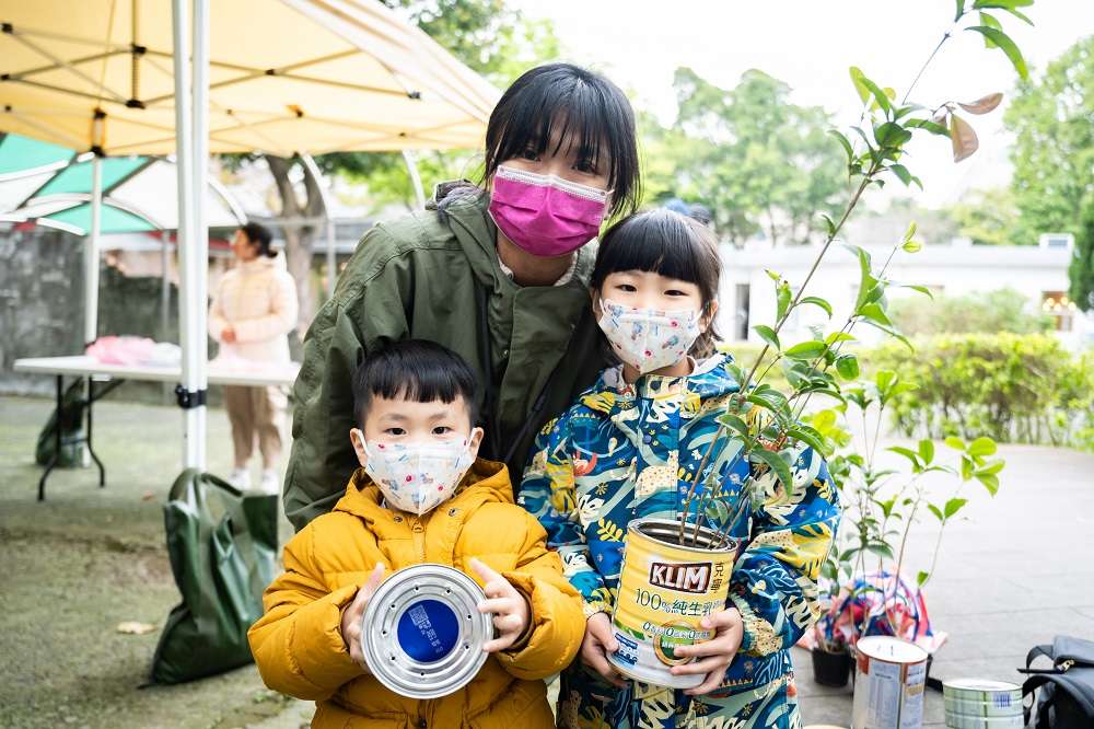 15組親子家庭共同參與奶粉罐植樹DIY活動，認識馬村園區環境。2 0 1