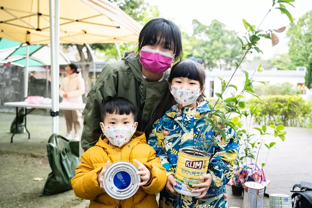 15組親子家庭共同參與奶粉罐植樹DIY活動，認識馬村園區環境。2 0 1