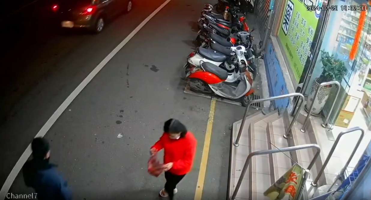 藥局遺落錢包!6旬婦「順手」拿走 囂張喊要告就去告 1709429632603