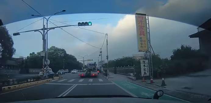 連結車突右切擠壓騎士後肇逃 網友怒:要逼死機車? 1711523001773