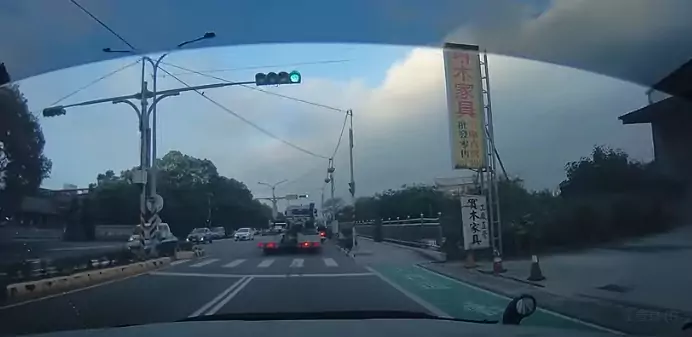 連結車突右切擠壓騎士後肇逃 網友怒:要逼死機車? 連結車突右切擠壓騎士後肇逃 網友怒:要逼死機車?