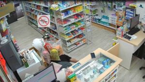 【有片】跟死神搶人！男子買藥突昏厥 藥師即時CPR救命