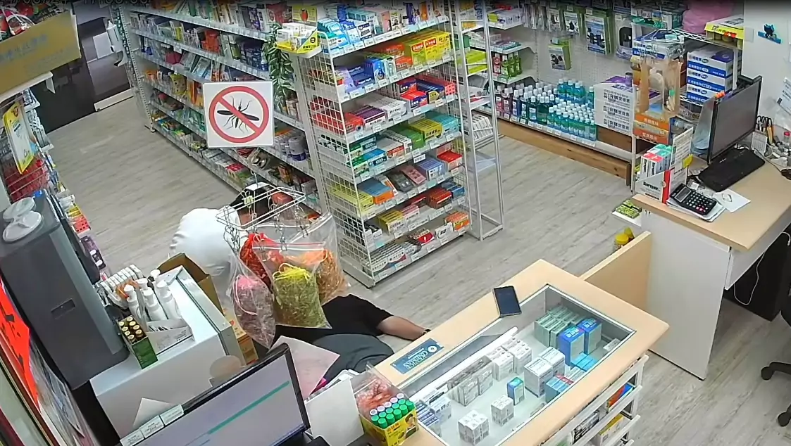 【有片】跟死神搶人!男子買藥突昏厥 藥師即時CPR救命 1711606777416