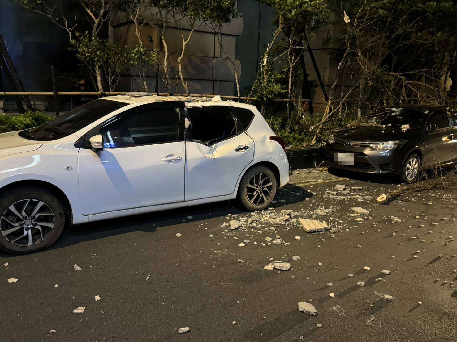 桃園大樓下「磁磚雨」兩車遭波及車損慘況曝 1752103