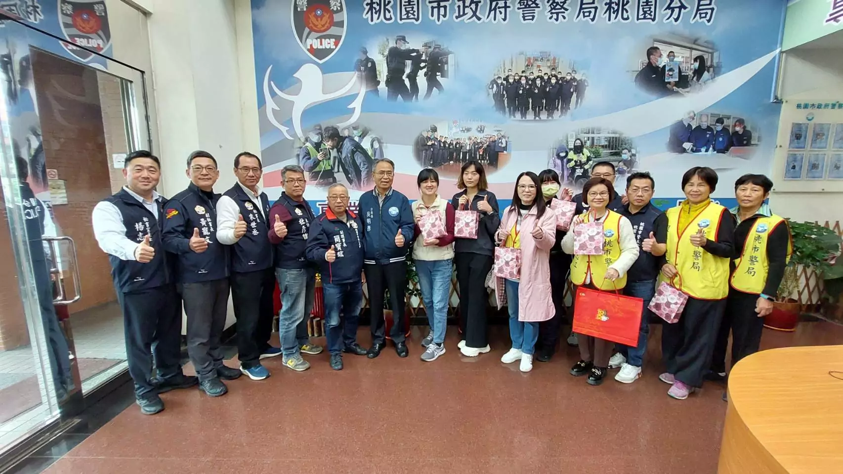 桃警歡慶婦女節 贈貼心禮物感謝女警付出 桃警歡慶婦女節 贈貼心禮物感謝女警付出