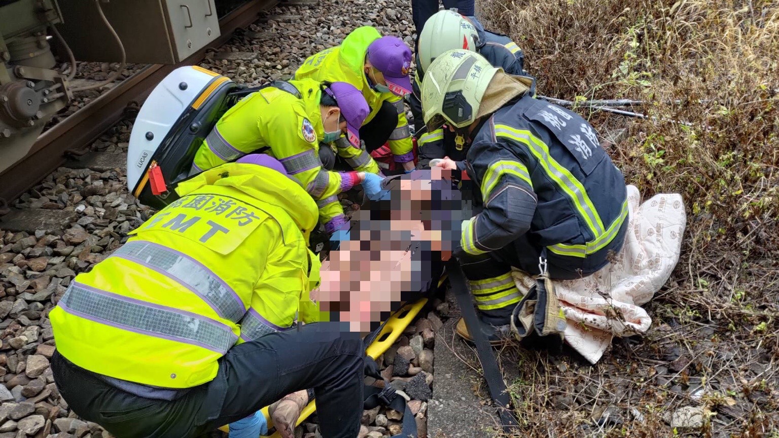 桃園男自備伸縮衣架碰台鐵高壓電 全身40%燒燙傷倒地哀嚎